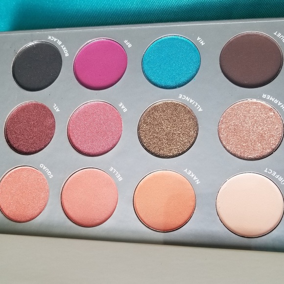 The Complexion Authority Eyeshadow Palette - Picture 1 of 3